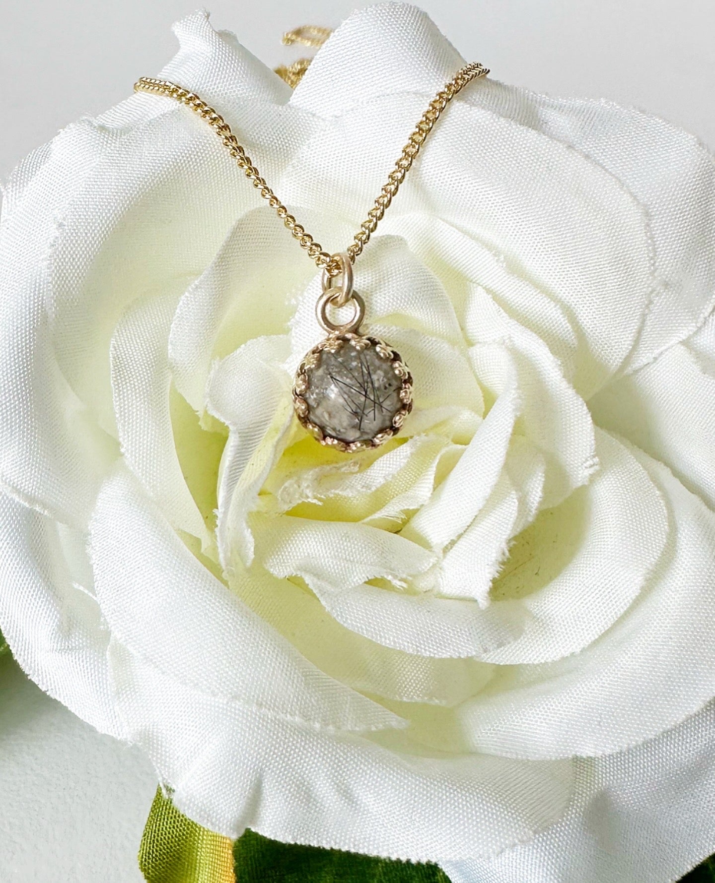 Cherished Round Pendant in 9ct Gold