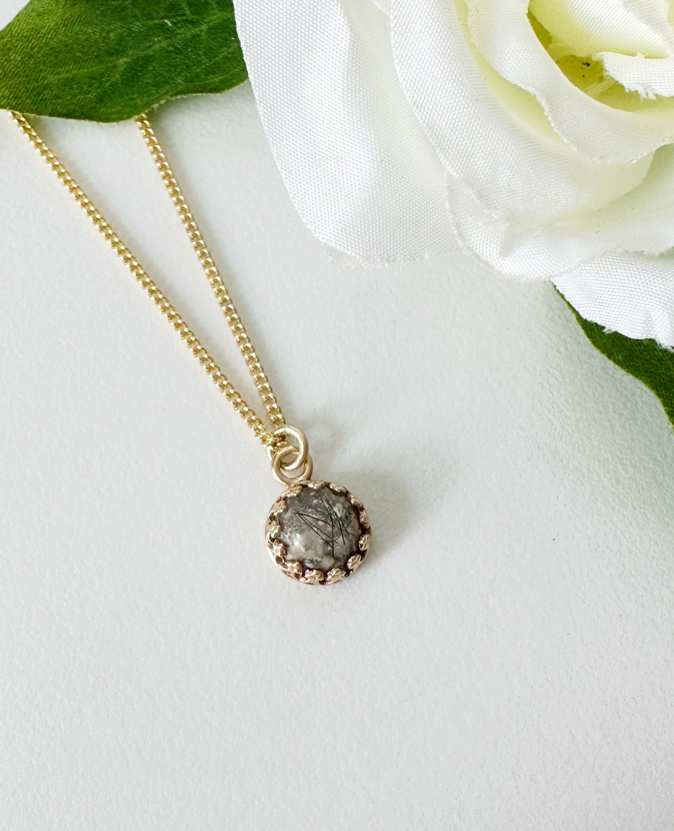 Cherished Round Pendant in 9ct Gold